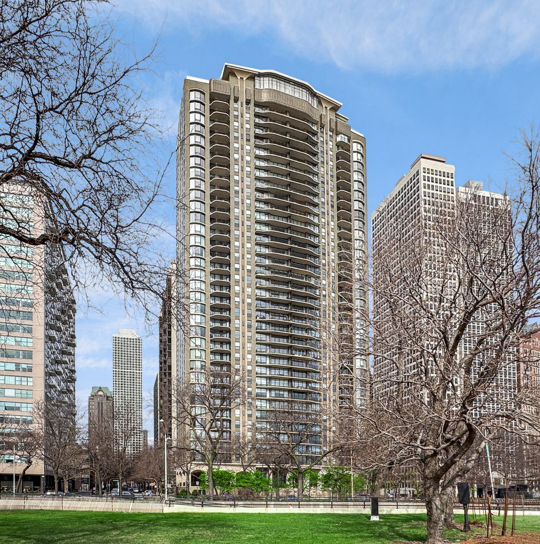 1040 Lake Shore Drive, Chicago, IL 60611