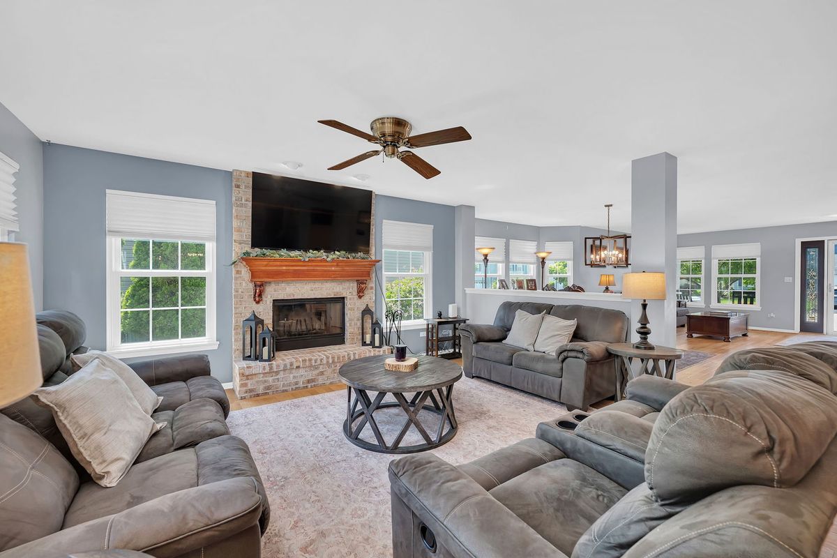 1002 Butterfield Circle E, Shorewood, IL 60404