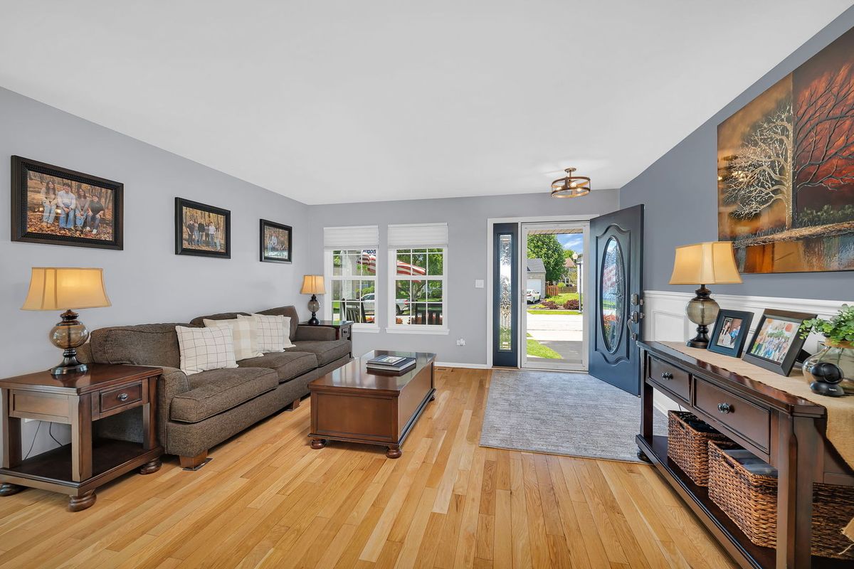 1002 Butterfield Circle E, Shorewood, IL 60404