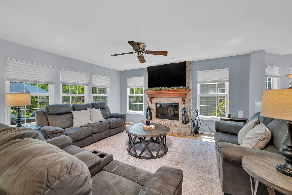 1002 Butterfield Circle E, Shorewood, IL 60404