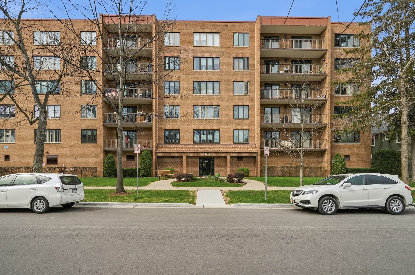 1454 Ashland Avenue #305 — Des Plaines, IL 60016