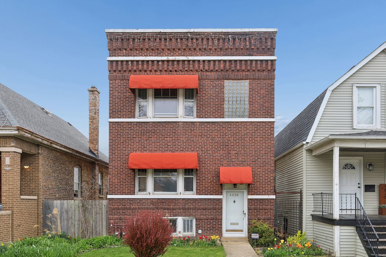 4628 W Waveland Avenue — Chicago, IL 60641