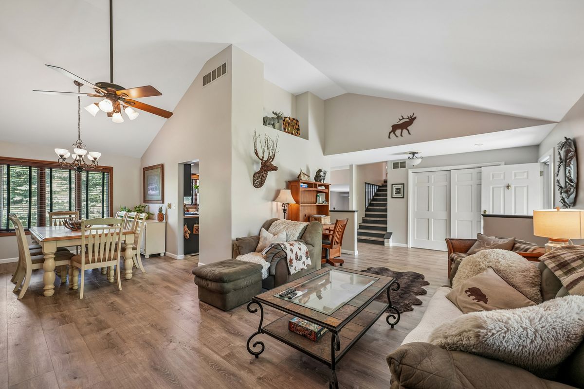 6 Crows Nest Court, Third Lake, IL 60030