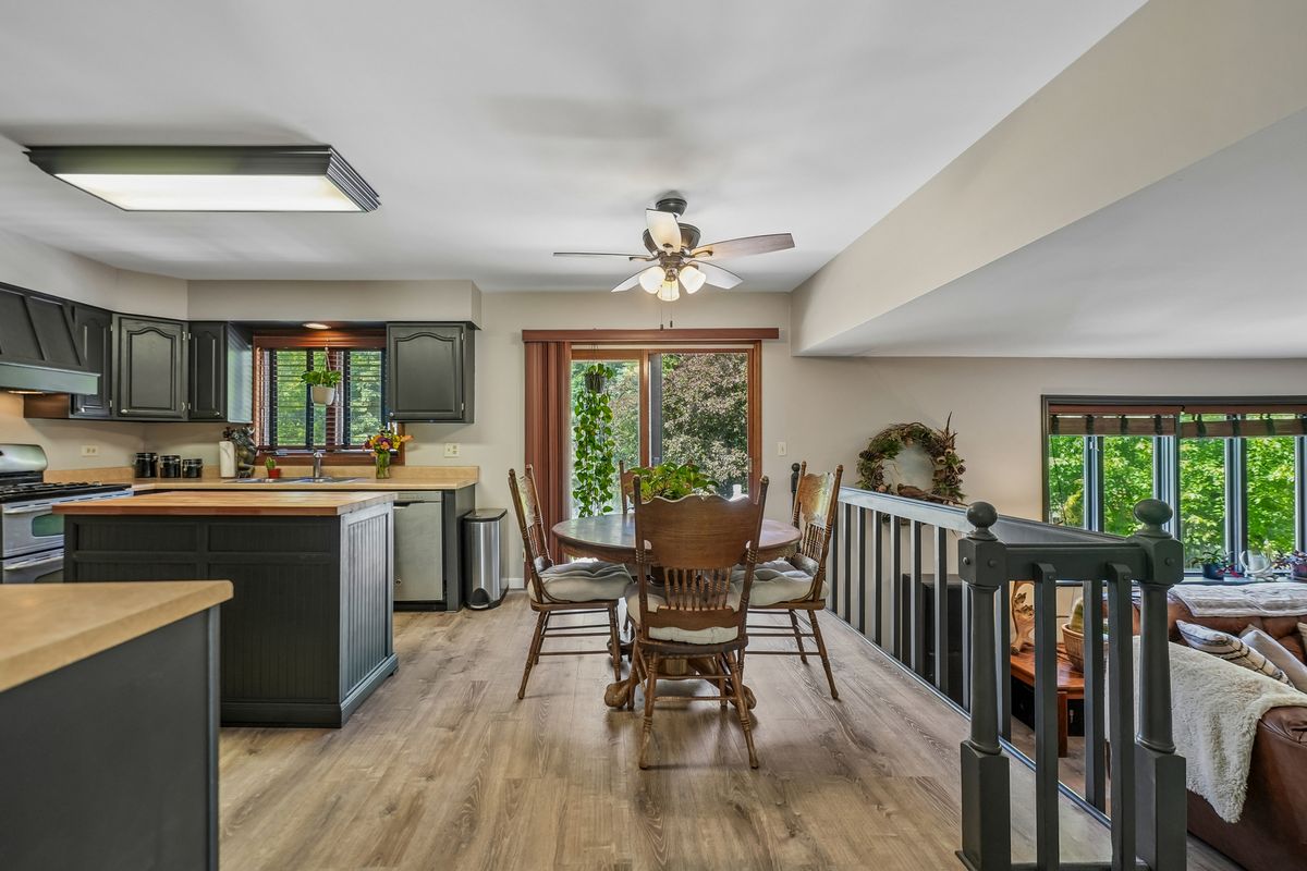 6 Crows Nest Court, Third Lake, IL 60030