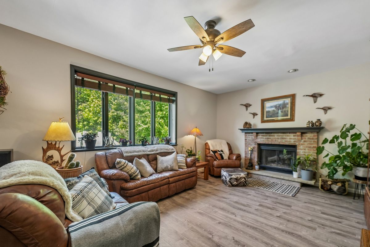 6 Crows Nest Court, Third Lake, IL 60030