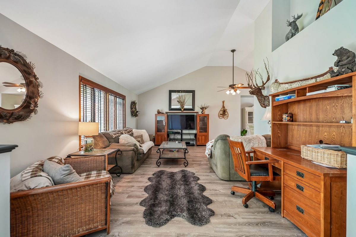 6 Crows Nest Court, Third Lake, IL 60030