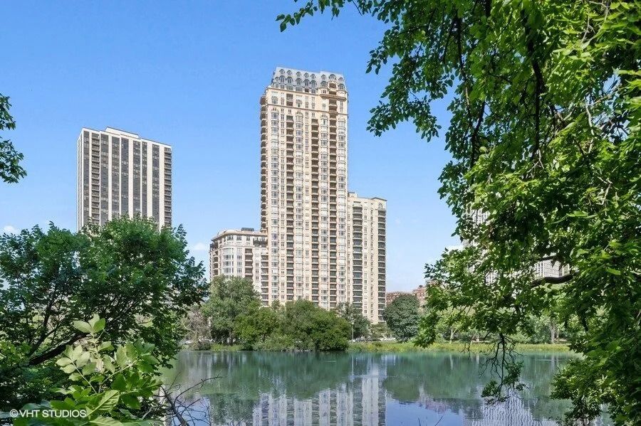 2550 N Lakeview Avenue #N2203 — Chicago, IL 60614