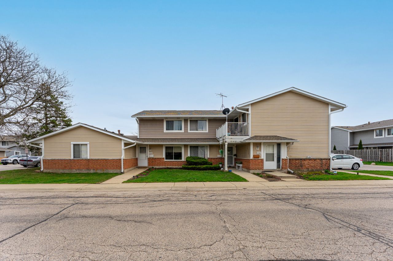 6102 Kit Carson Drive — Hanover Park, IL 60133