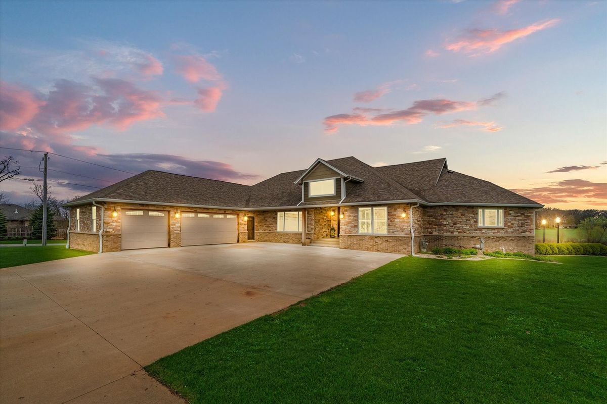 10016 Hickory Ridge Drive, Rochelle, IL 61068