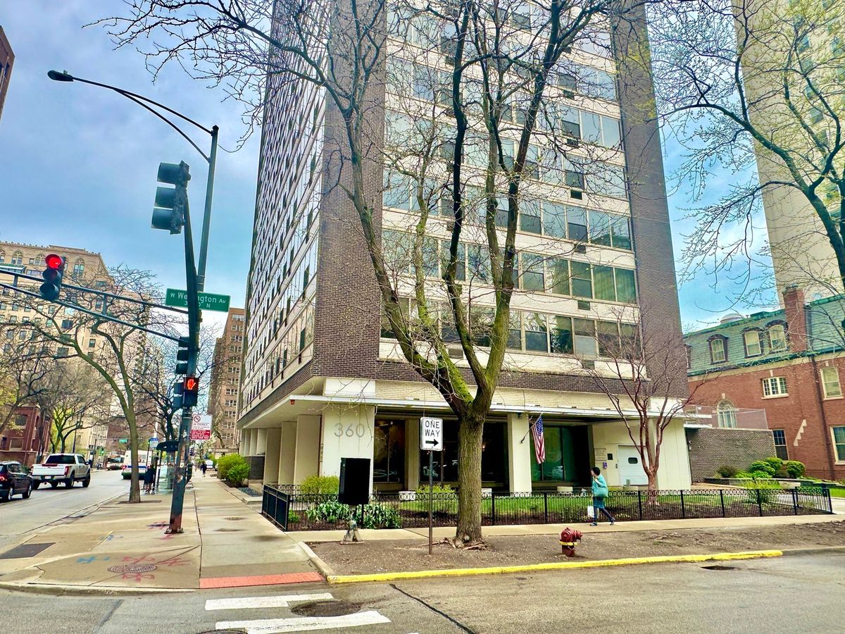 360 Wellington Avenue, Chicago, IL 60657