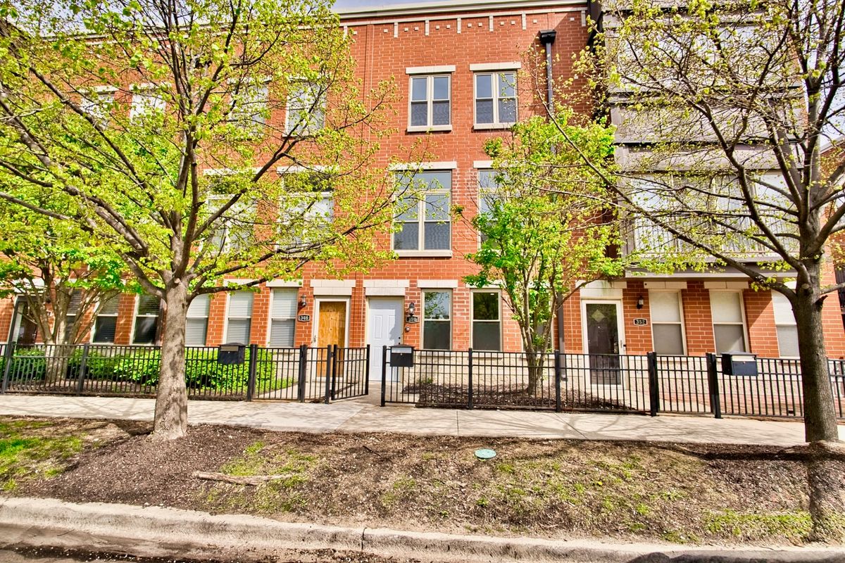 350 Eastgate Place, Chicago, IL 60616