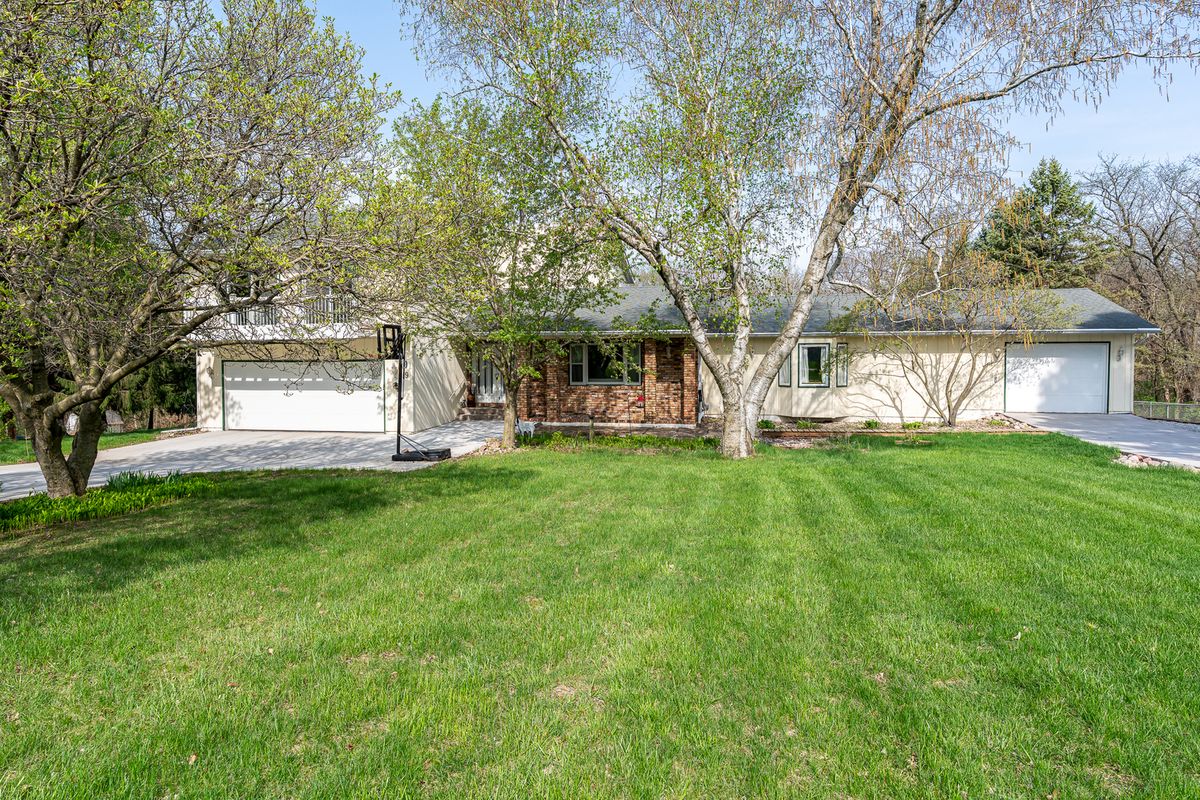 9 Valley View Drive, Blue Grass, IA 52726