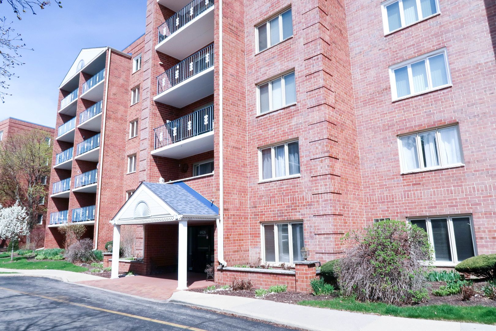 6526 W Irving Park Road #608 — Chicago, IL 60634