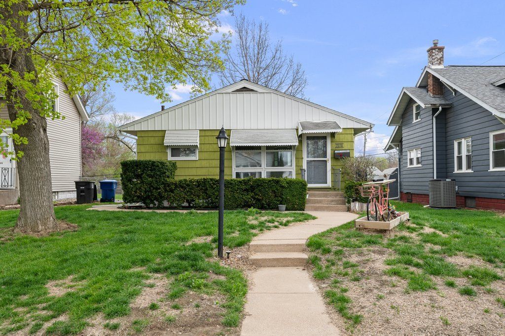 2374 33 Street — Moline, IL 51265