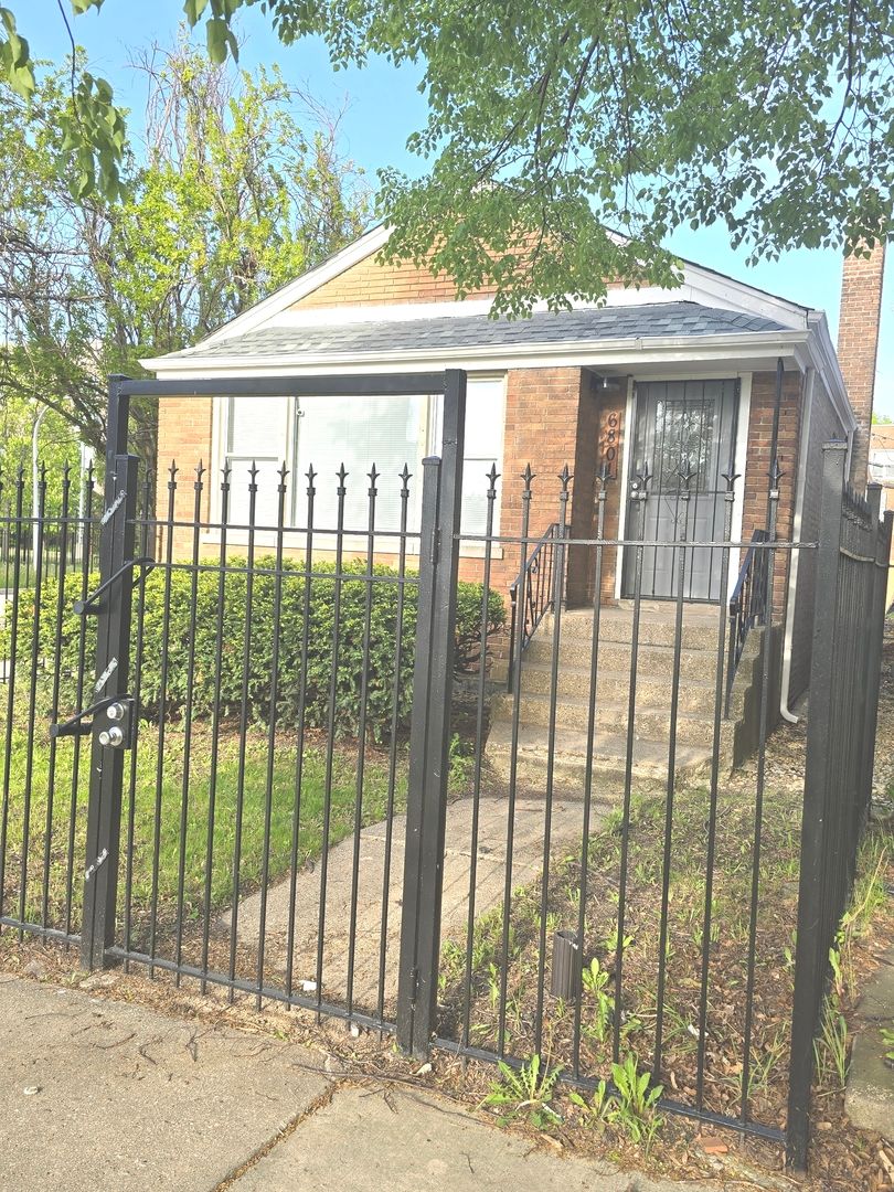 6801 S Hermitage Avenue — Chicago, IL 60636