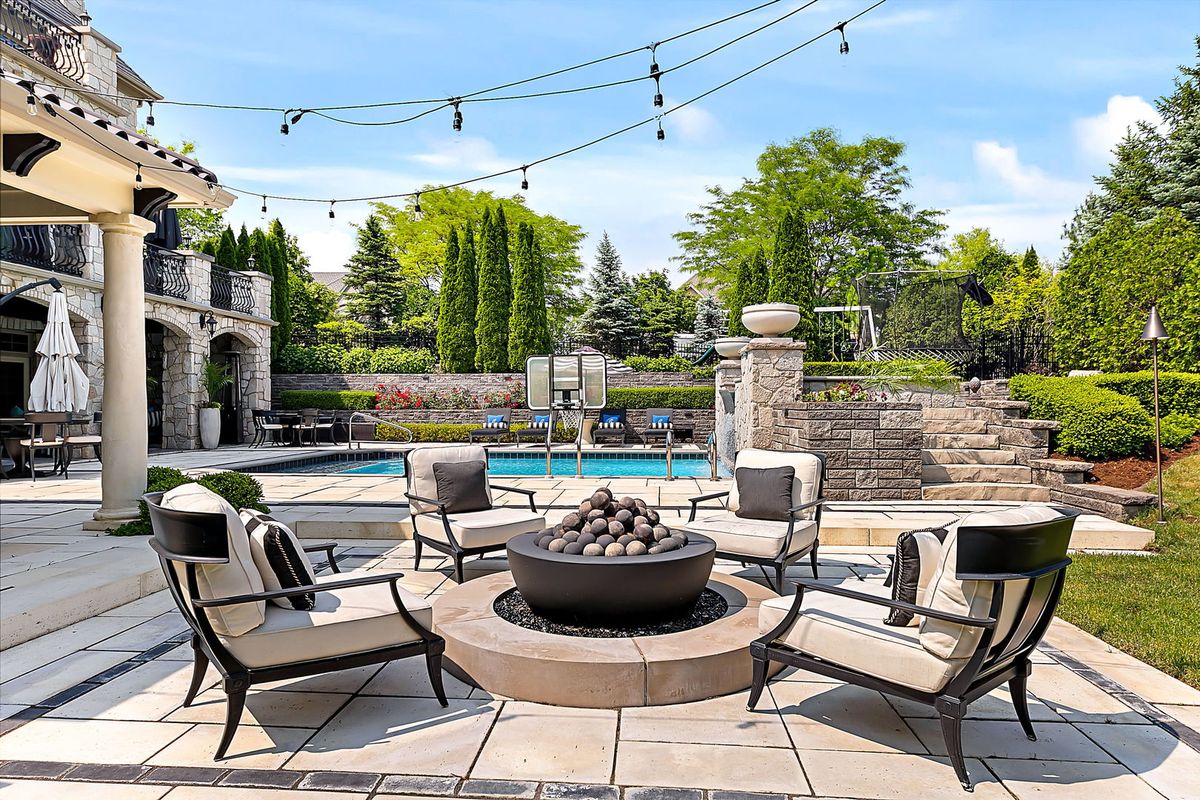 8611 Crest Court, Burr Ridge, IL 60527
