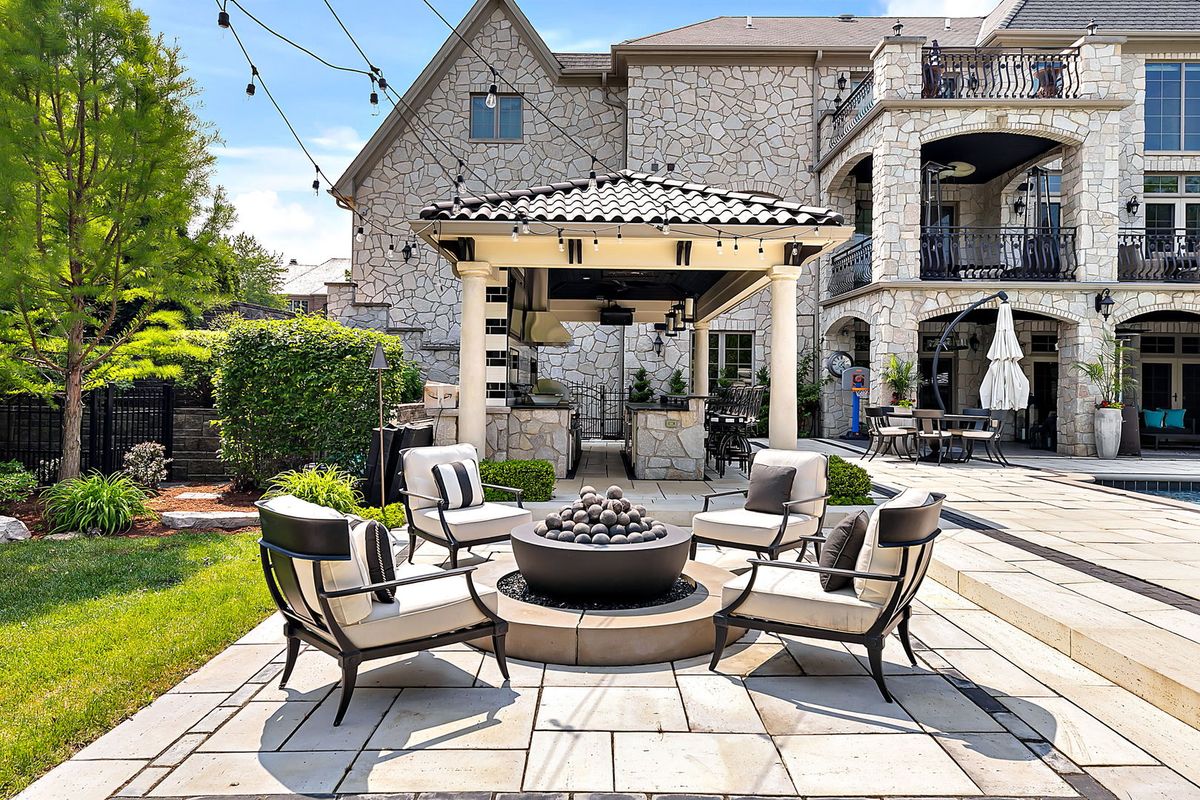 8611 Crest Court, Burr Ridge, IL 60527