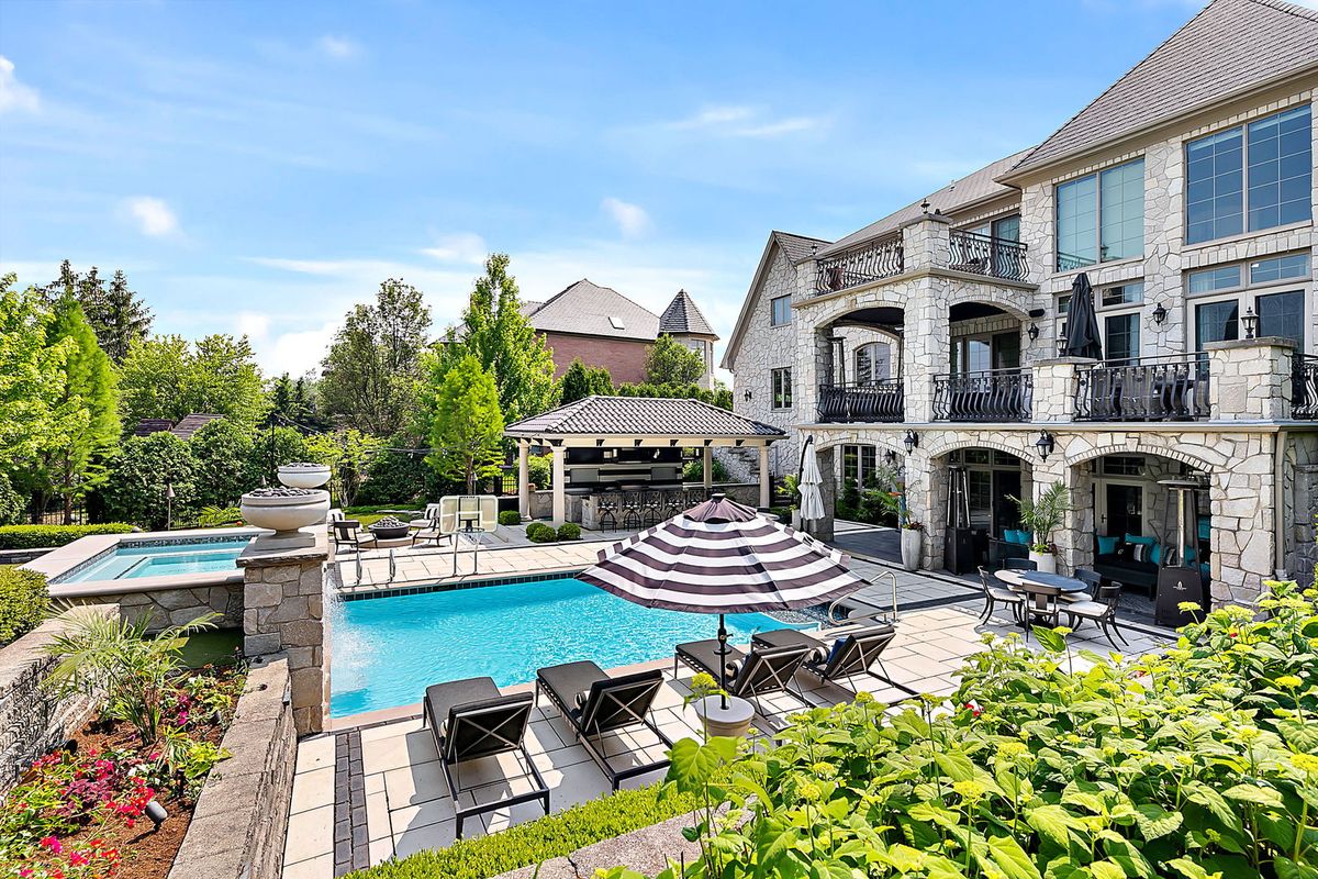 8611 Crest Court, Burr Ridge, IL 60527
