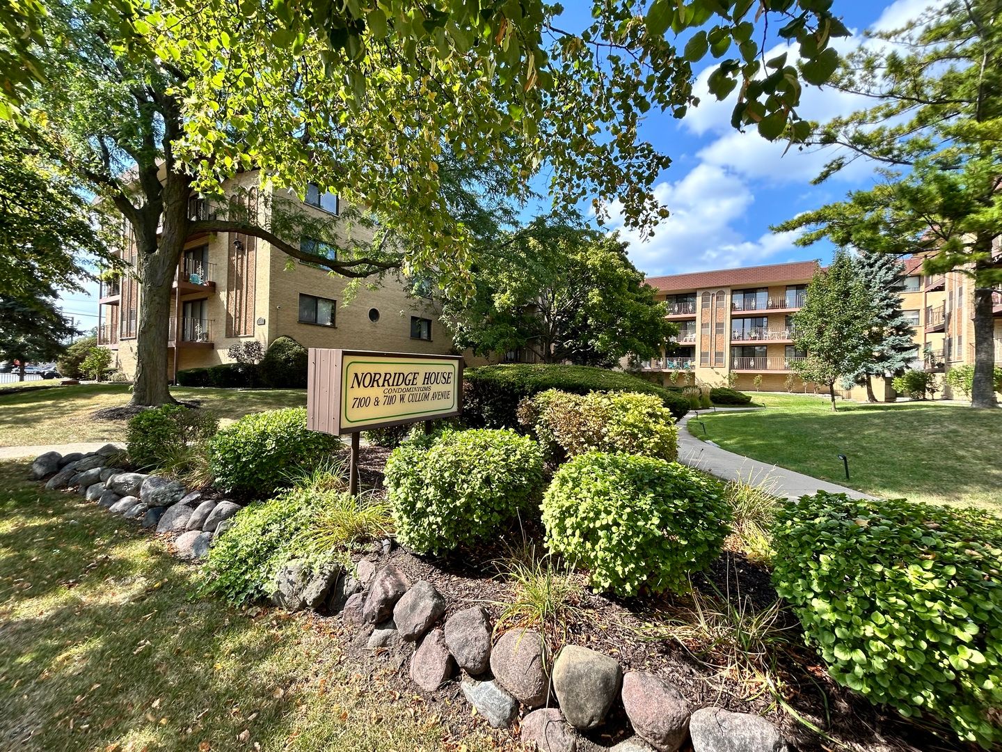 7110 W Cullom Avenue #111 — Norridge, IL 60706