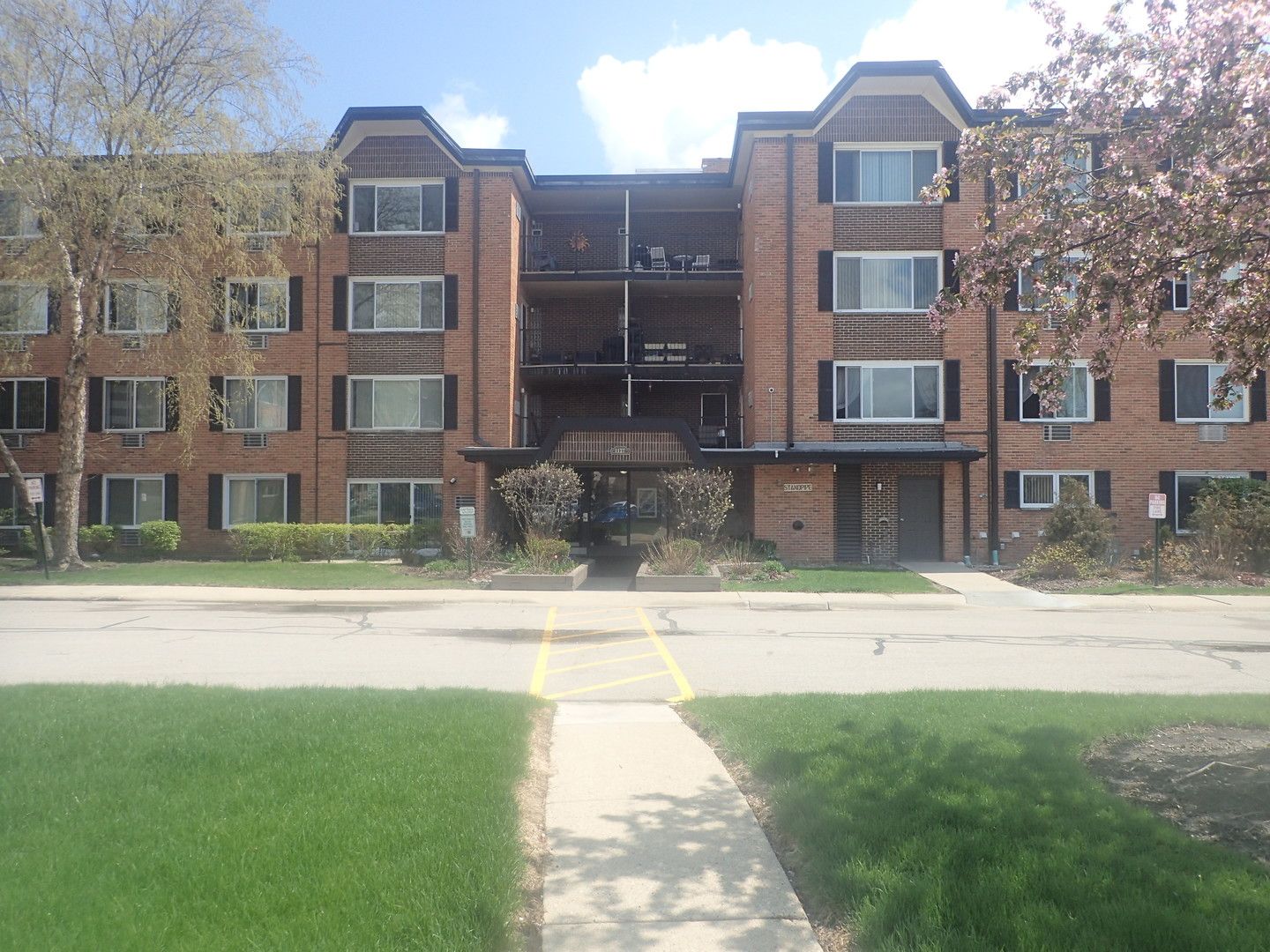 1127 S Old Wilke Road #101 — Arlington Heights, IL 60005