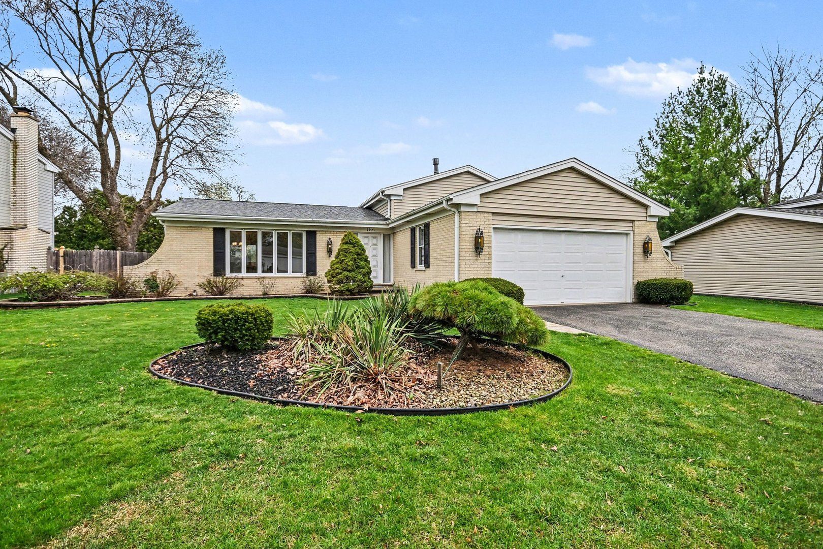 3941 Roslyn Road — Downers Grove, IL 60515