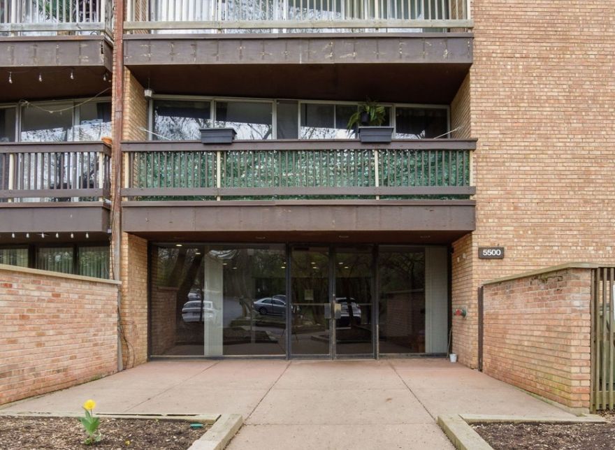 5500 Hillcrest Lane #4L — Lisle, IL 60532