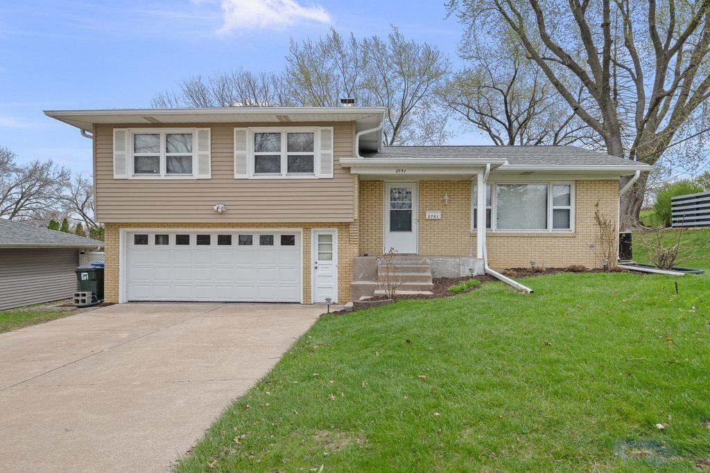 2741 Kelling Street — Davenport, IA 52804