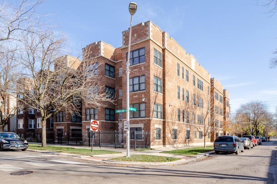 6853 S Ridgeland Avenue #302 — Chicago, IL 60649