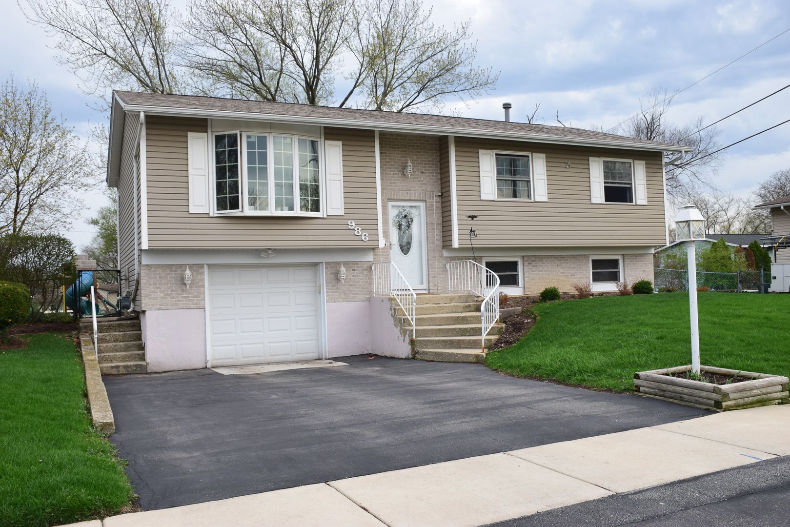 986 Yorkshire Drive — Hanover Park, IL 60133
