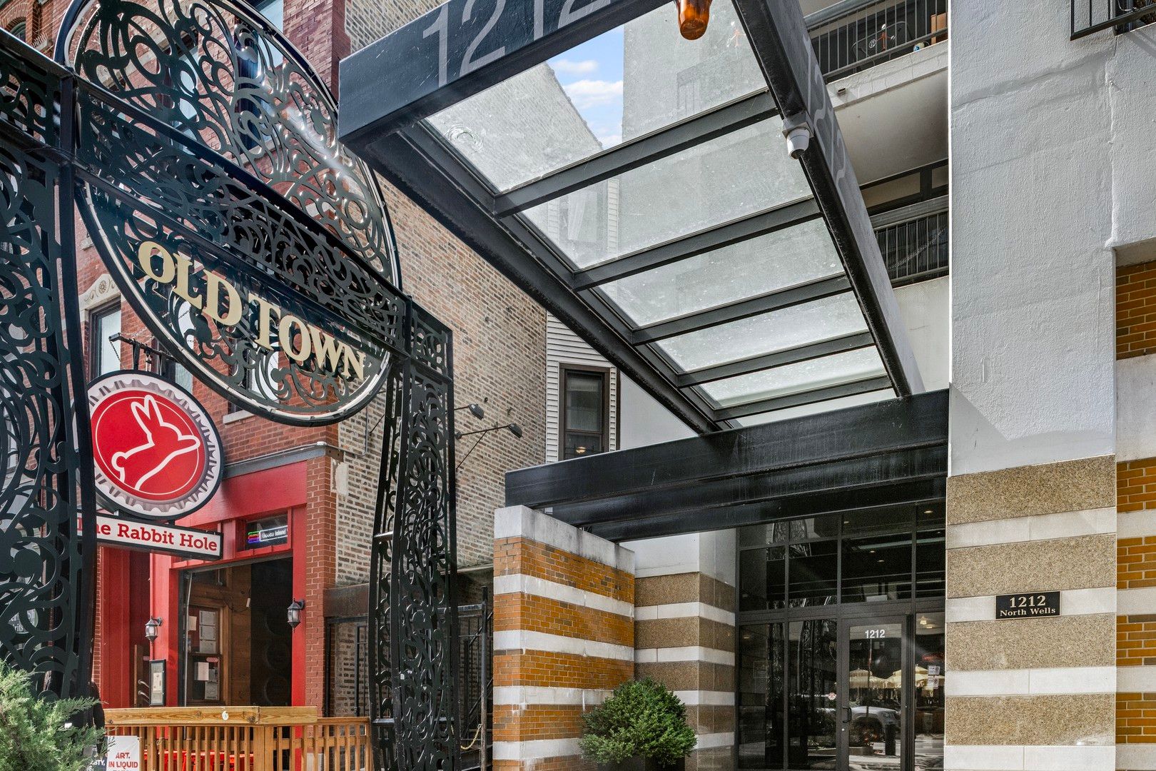1212 N Wells Street #202 — Chicago, IL 60610