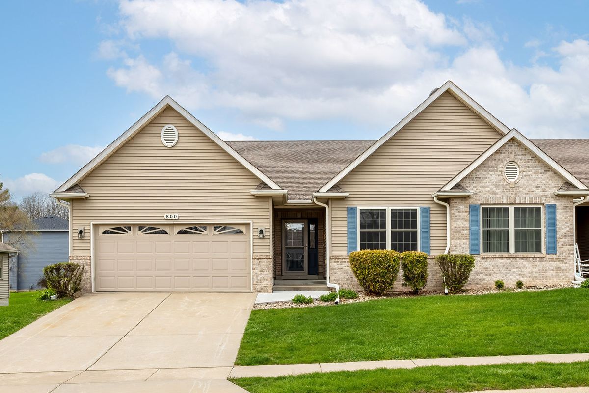 800 Hartz Court, Le Claire, IA 52753