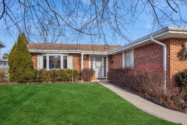 1820 Thornwood Lane — Mount Prospect, IL 60056