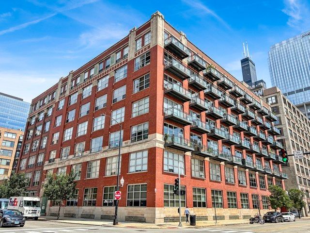 333 S Desplaines Street #302 — Chicago, IL 60661