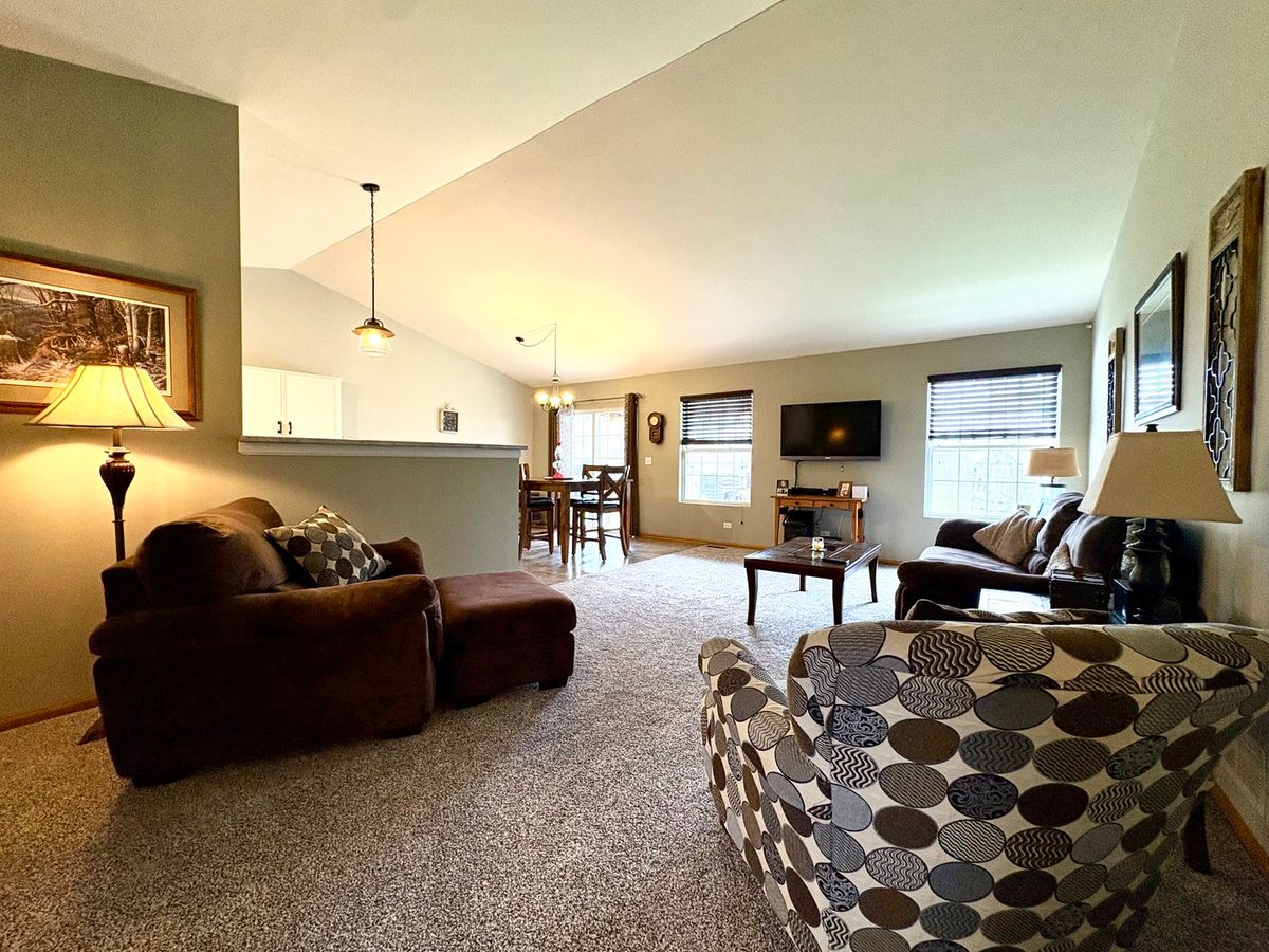 3150 Montrose Drive, Lake In The Hills, IL 60156