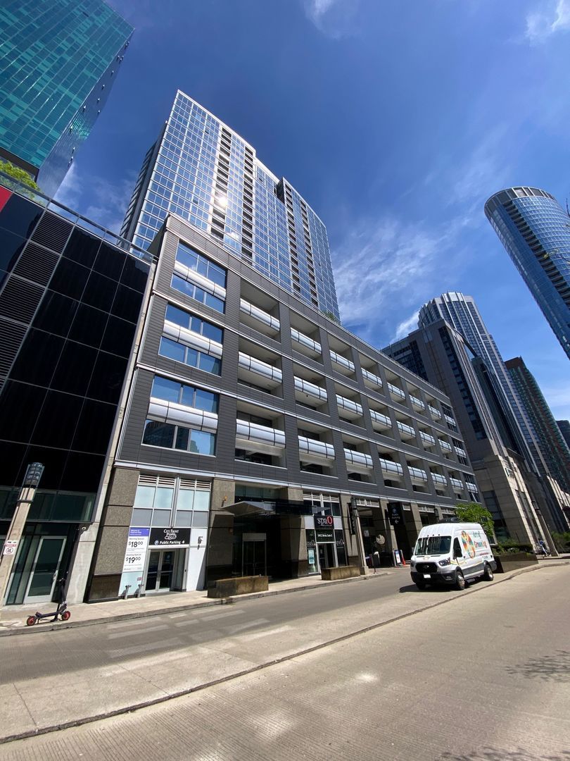 240 Illinois Street, Chicago, IL 60611