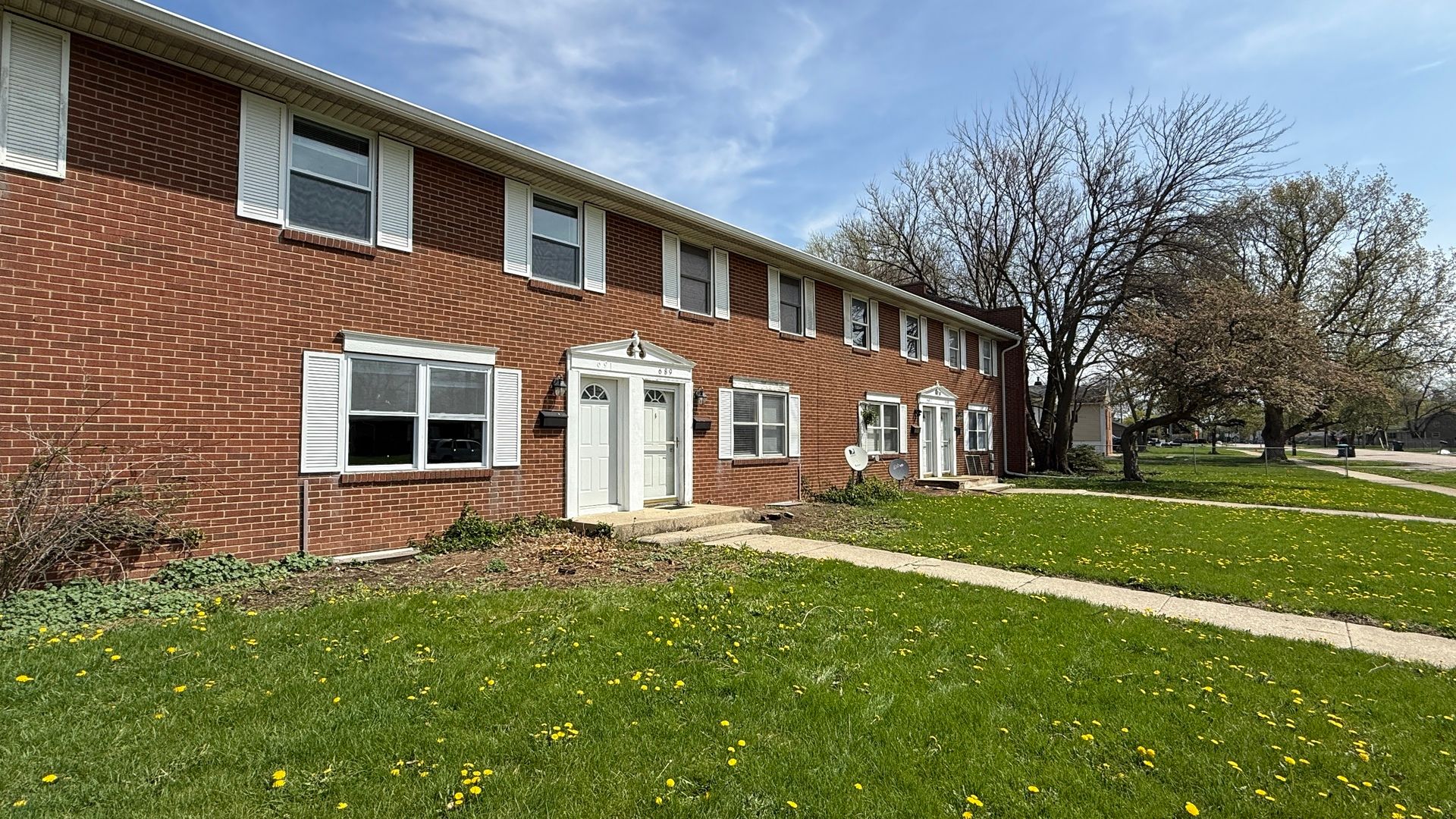 691 OLD INDIAN TRAIL Road — Aurora, IL 60506