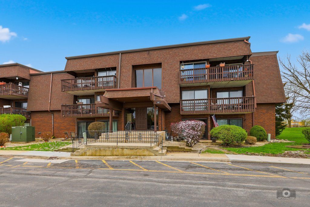 1619 Richmond Avenue #206 — Joliet, IL 60435