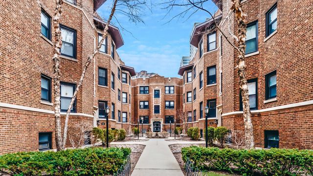 526 CORNELIA Avenue, Chicago, IL 60657