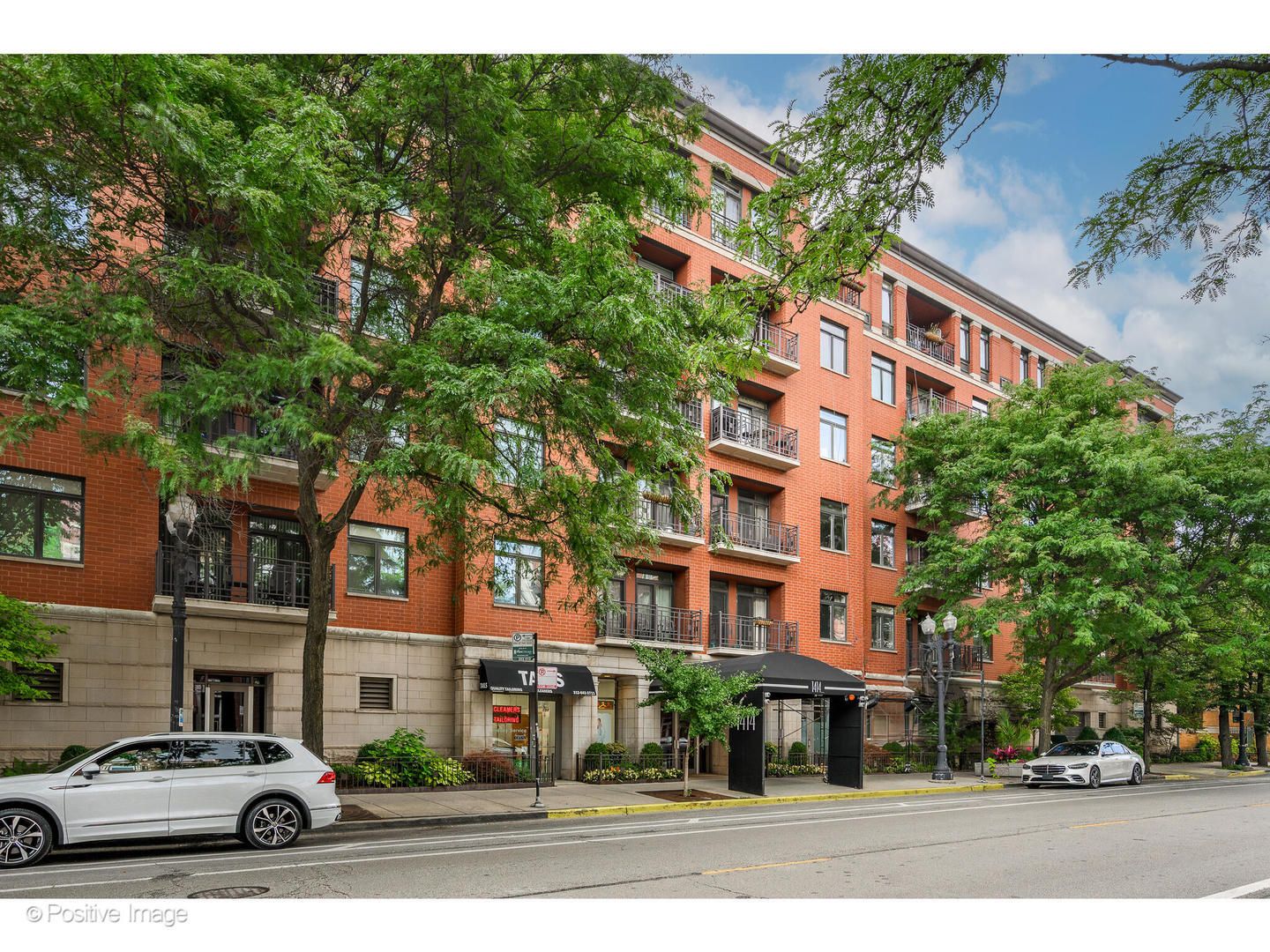 1414 N Wells Street #402 — Chicago, IL 60610