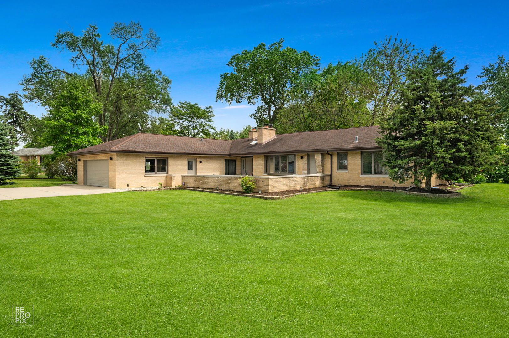 16W721 Red Oak Street — Bensenville, IL 60106