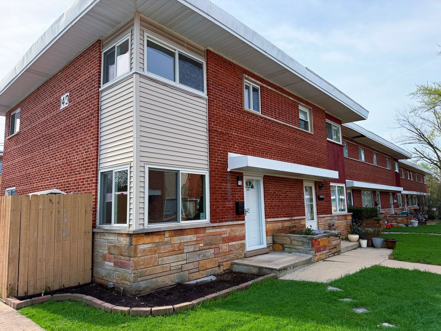 140 E Northwest Highway #I — Des Plaines, IL 60016