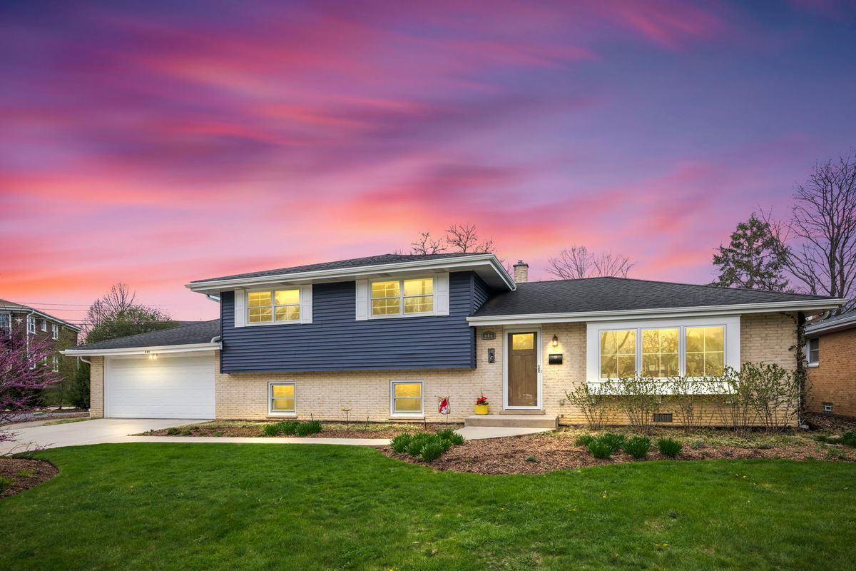 444 Gibbons Avenue, Arlington Heights, IL 60004