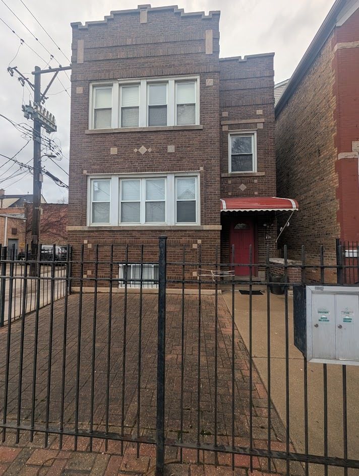 2344 W Barry Avenue #1 — Chicago, IL 60618