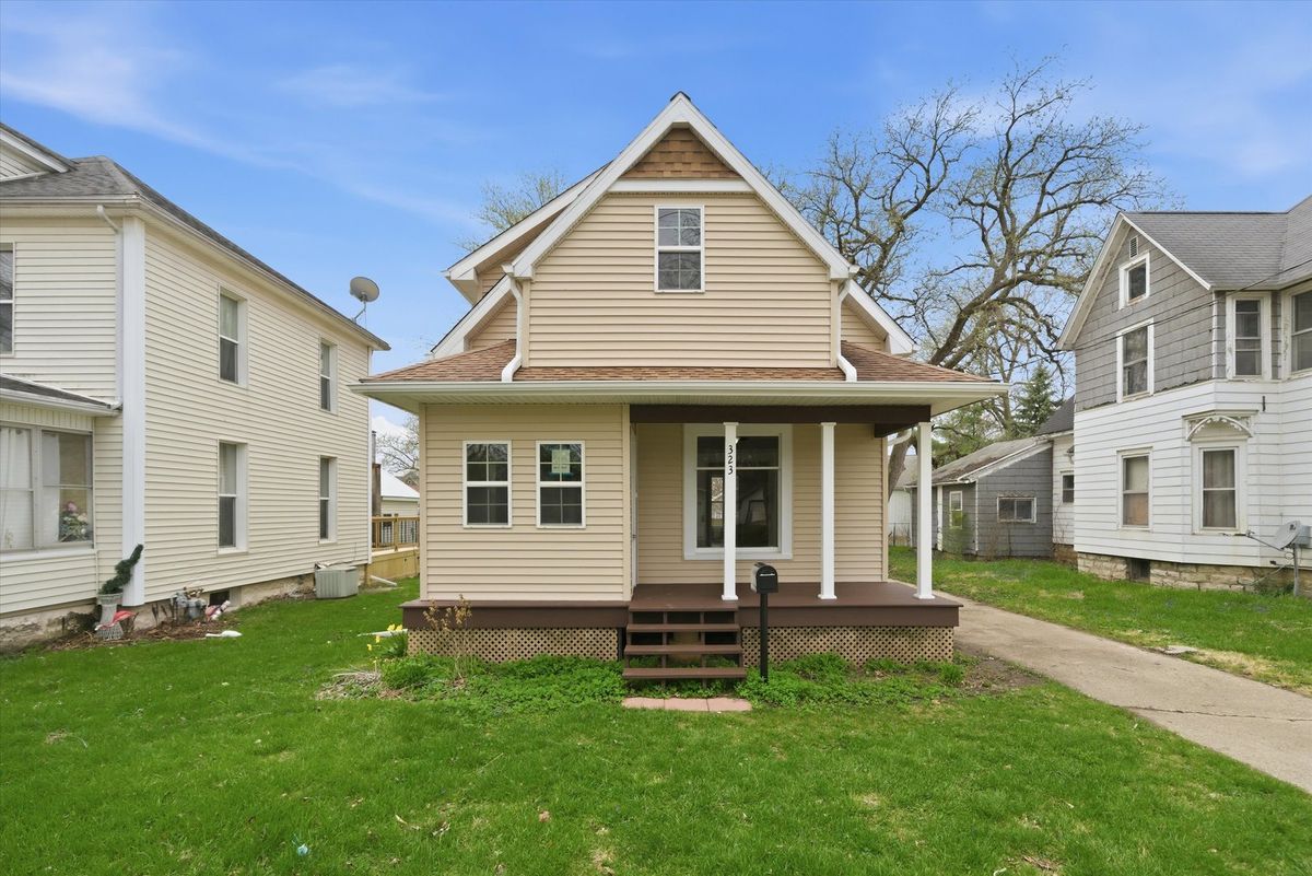 323 Douglas Avenue, Dixon, IL 61021