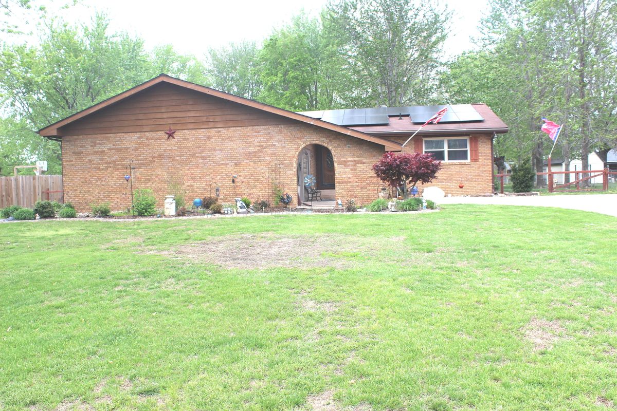 210 Circle Drive, Salem, IL 62881