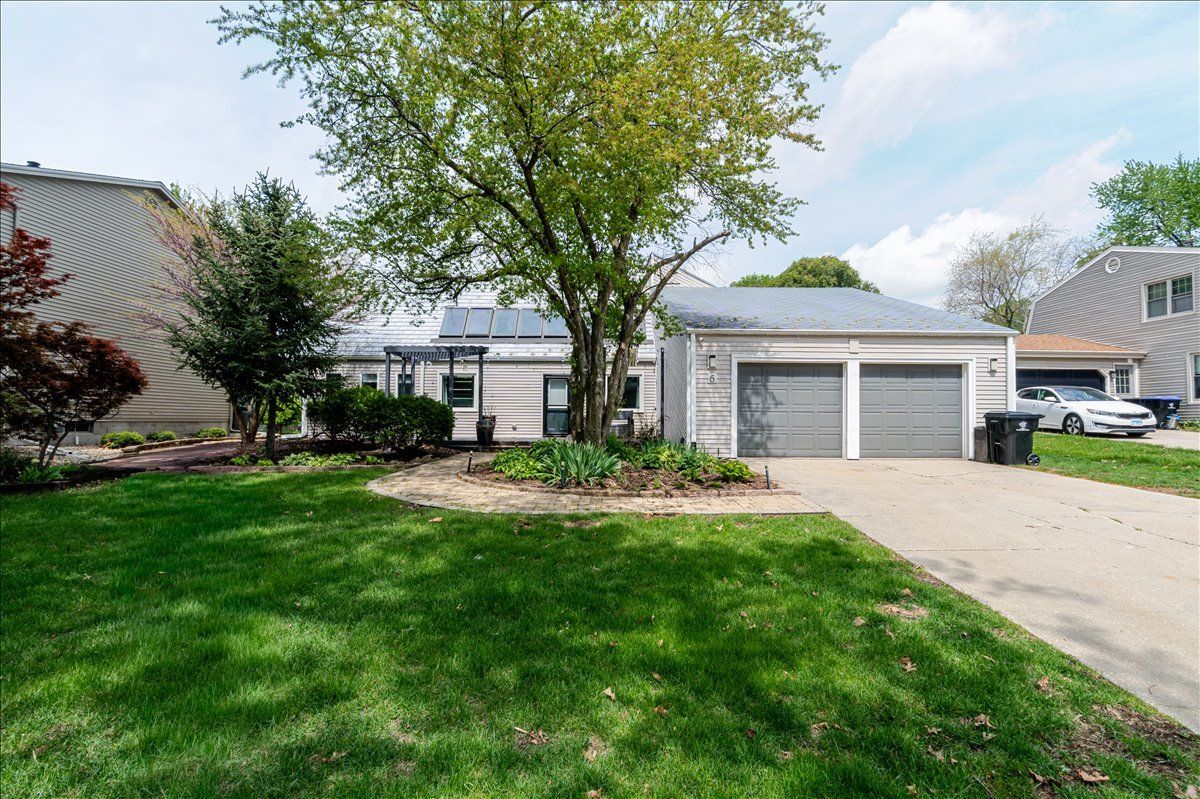 6 Kenfield Circle — Bloomington, IL 61704