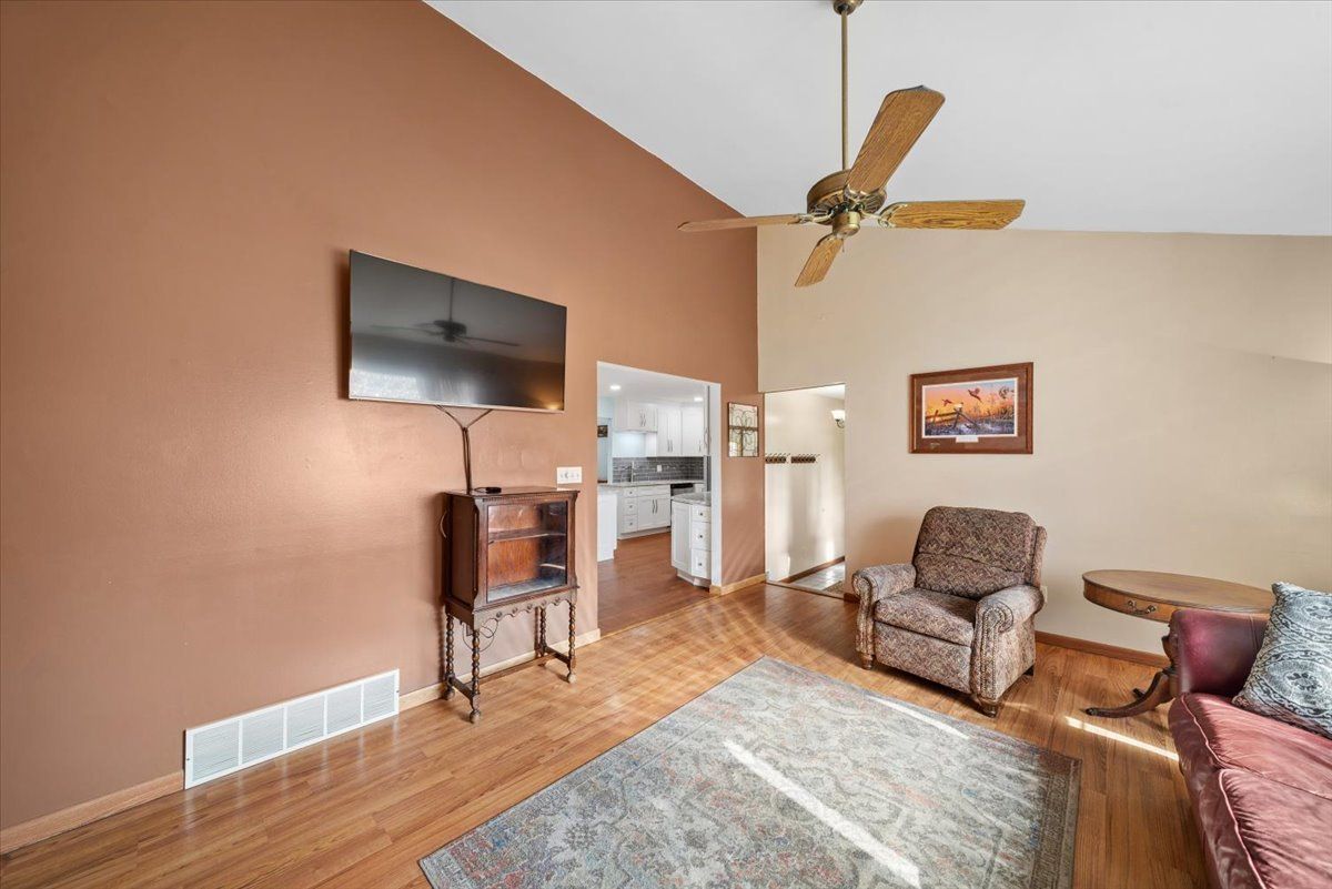 2 Division Street, Bristol, IL 60512