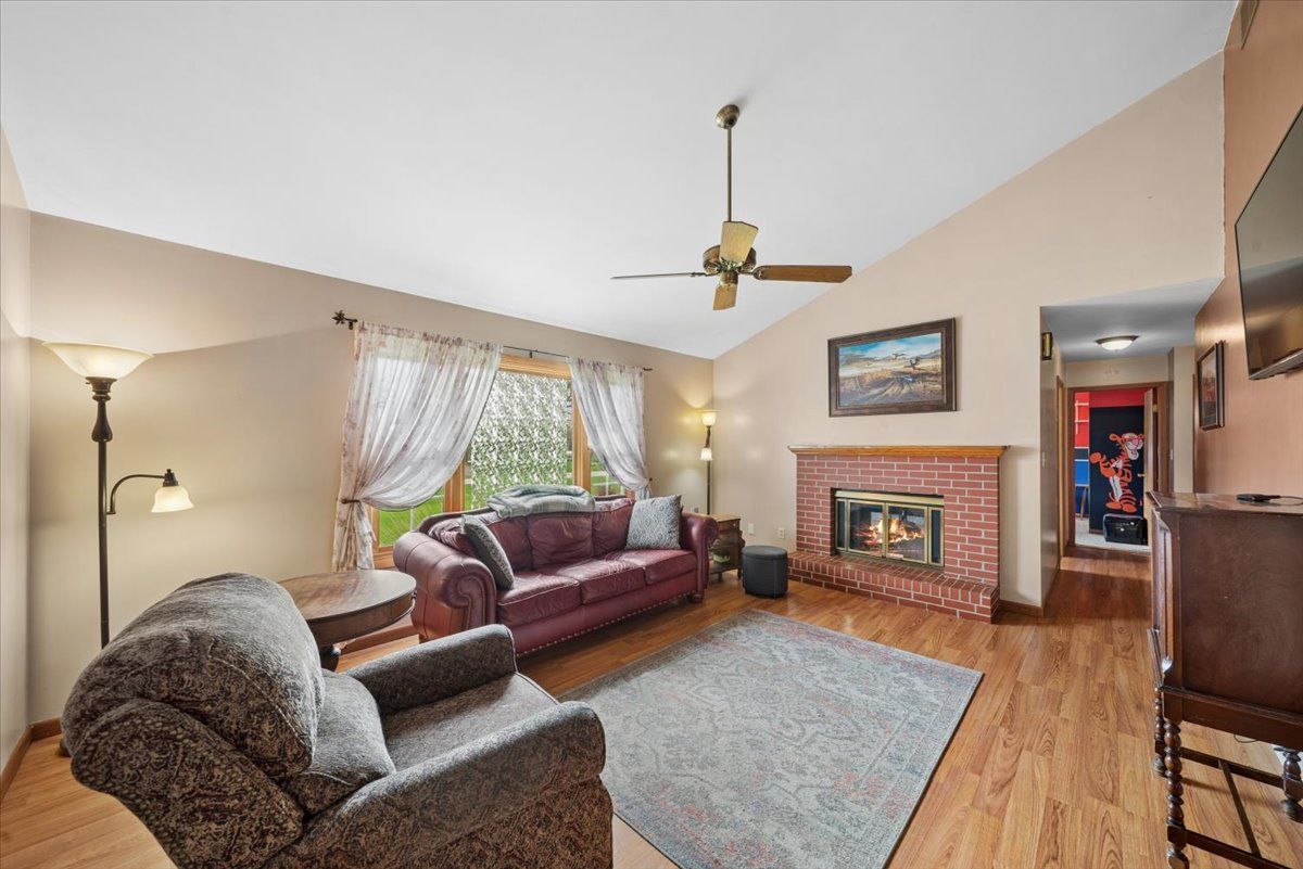 2 Division Street, Bristol, IL 60512