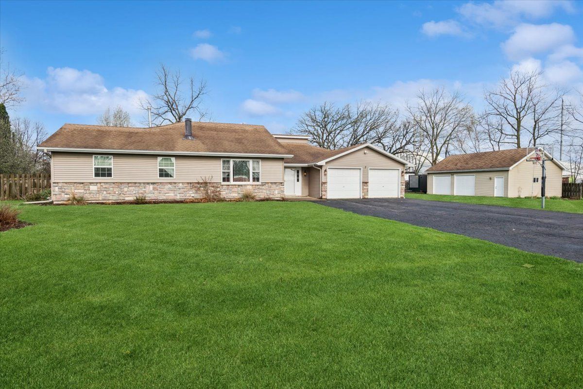 2 Division Street — Bristol, IL 60512
