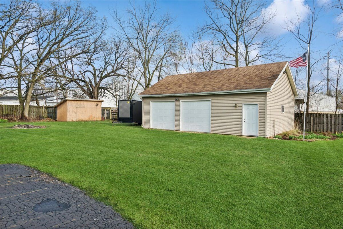 2 Division Street, Bristol, IL 60512